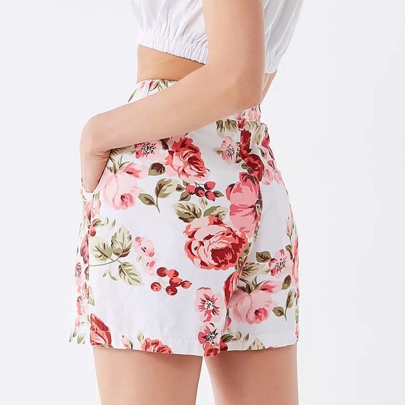 URBAN OUTFITTERS LAURA ASHLEY EXCLUSIVE CARRIE FLORAL HIGH RISE SHORTS U… - Picture 5 of 16